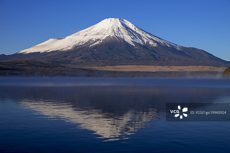 山中湖和颠倒的富士山，山中村村，山梨县，日本图片素材