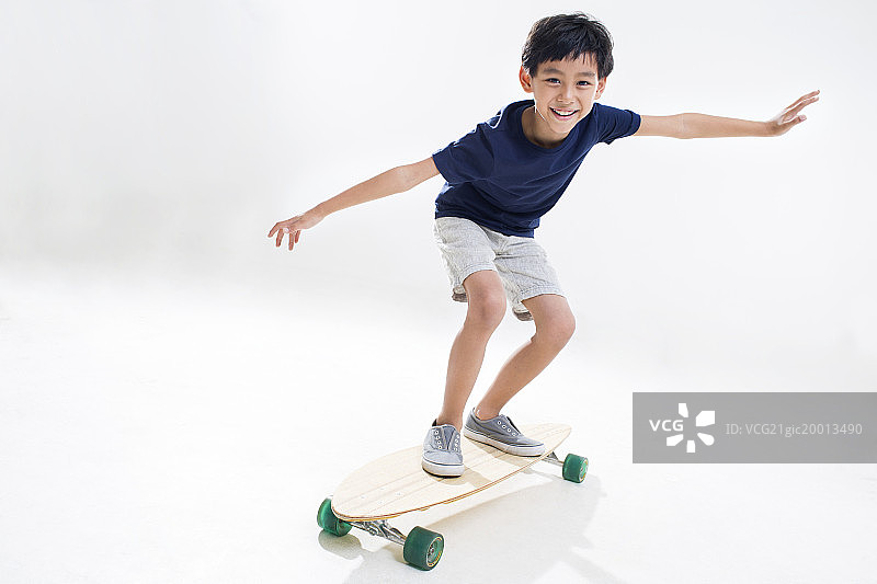 可爱的小男孩滑滑板图片素材