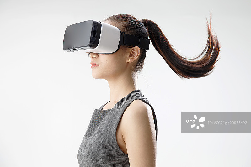 戴着VR眼镜的青年女人图片素材