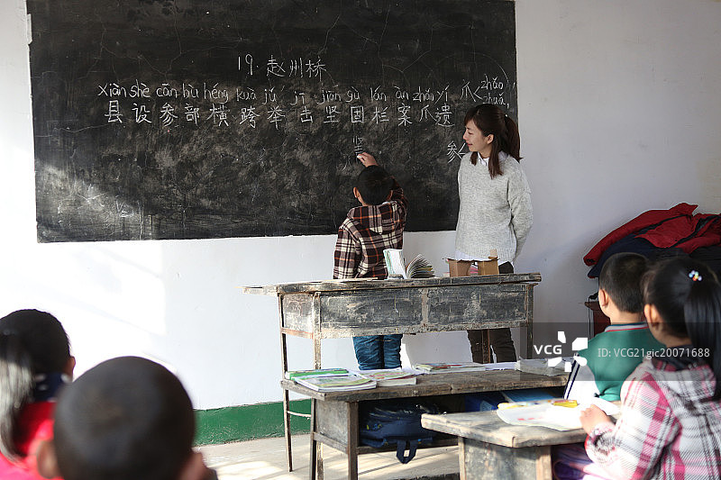乡村女教师和小学生在教室里图片素材