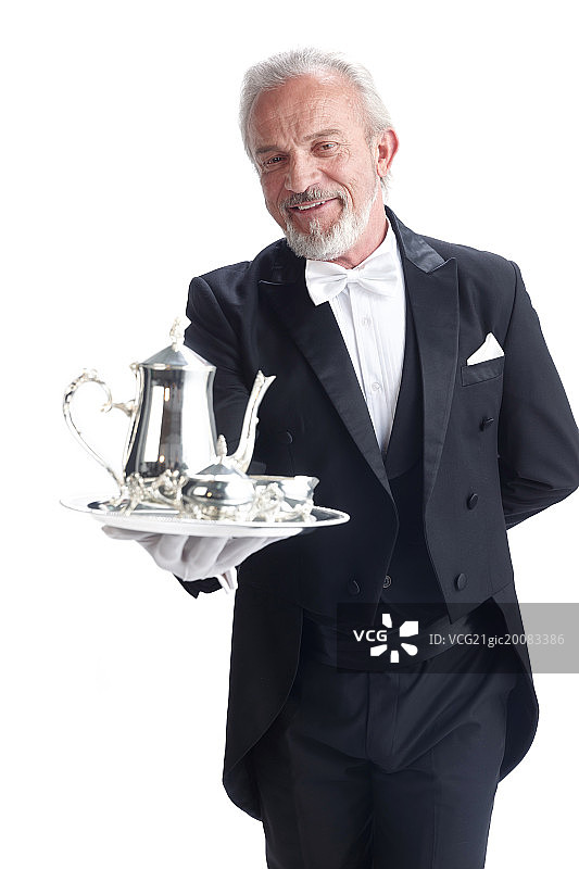 一个男侍者托着银餐具图片素材
