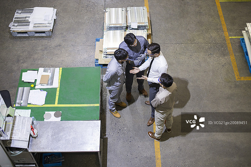 商务男士和工程师在工厂讨论工作图片素材