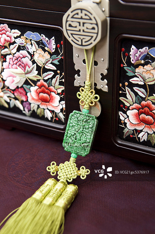 韩国传统的装饰品挂在盒子上图片素材
