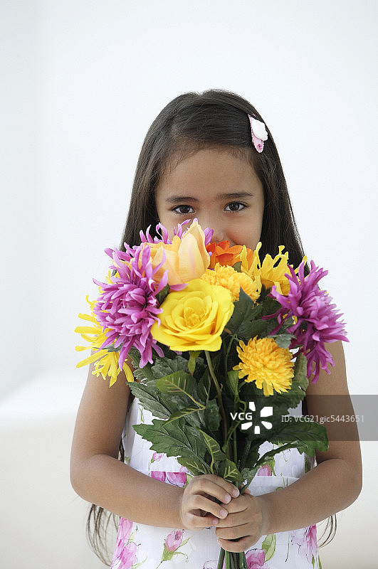 一个年轻的女孩拿着一束花图片素材