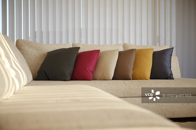 沙发上的一排五彩靠垫图片素材
