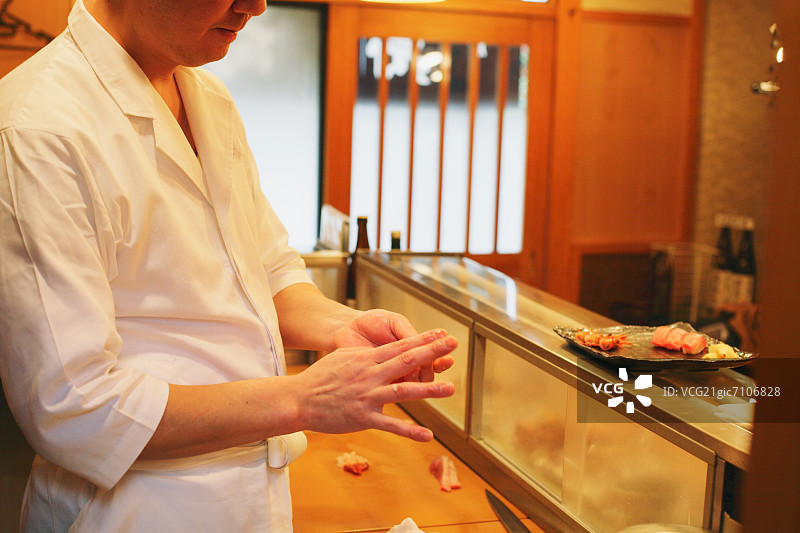 厨师准备寿司图片素材