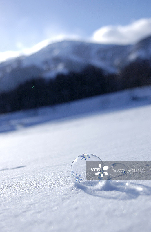 雪花上有玻璃球和雪花图片素材