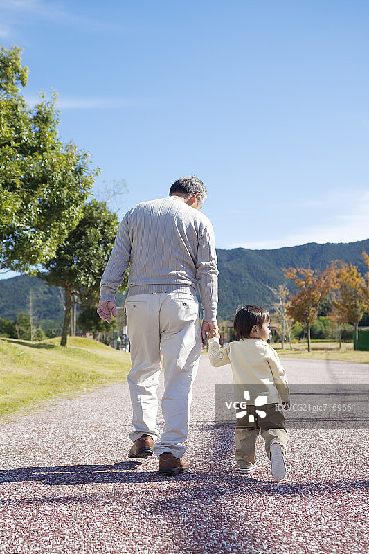 爷爷和孙子一起散步图片素材