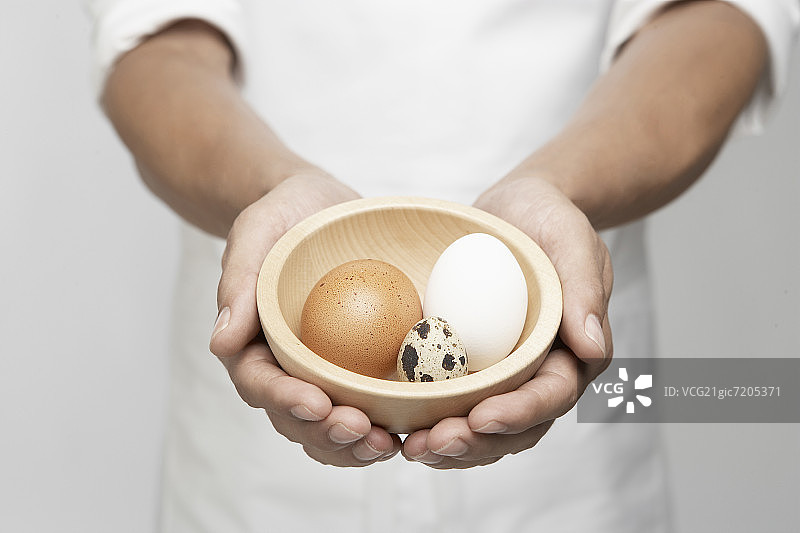 厨师拿着一碗鸡蛋(中间部分)图片素材