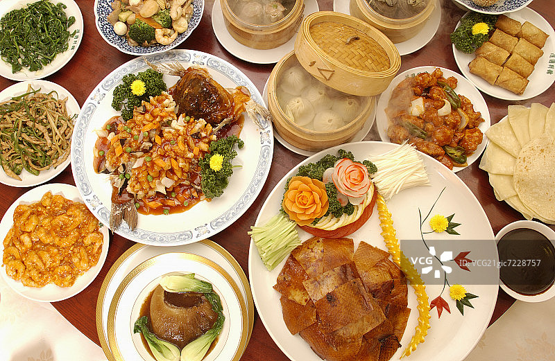餐桌上的中国菜，靠近图片素材