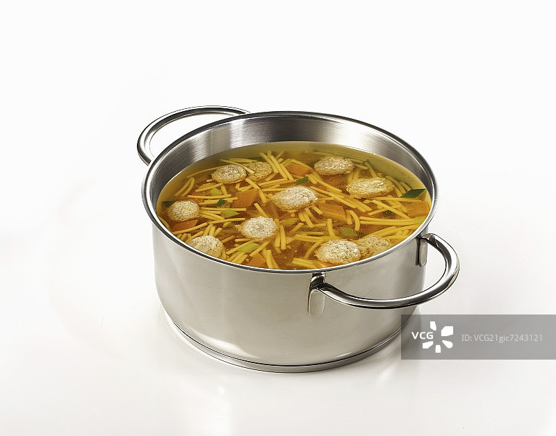 清汤与面条和饺子在平底锅图片素材