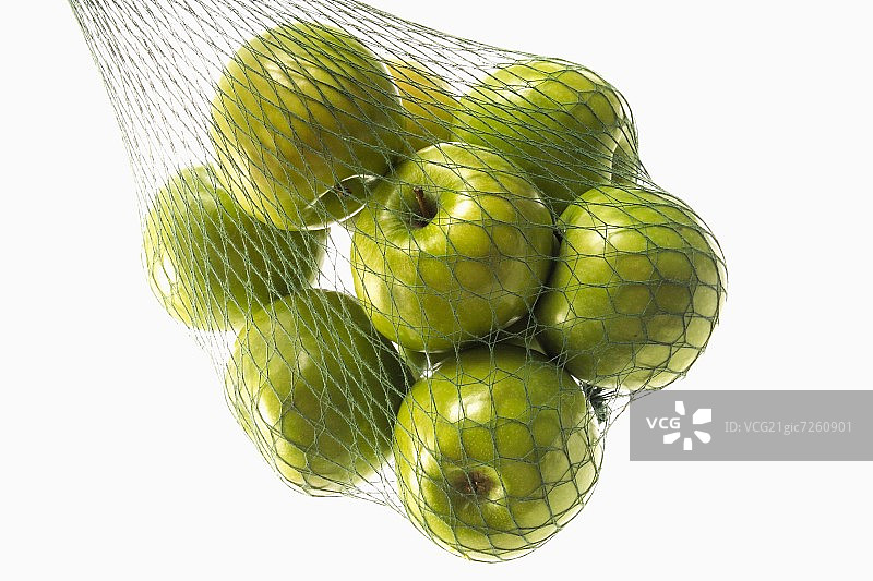 绿苹果装在绿绳袋里图片素材