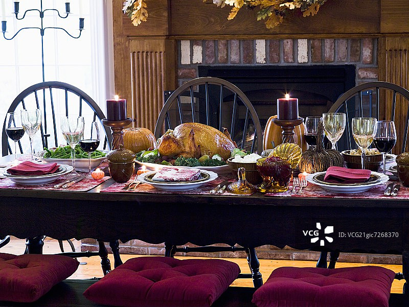 感恩节餐桌上的填充火鸡(美国)图片素材