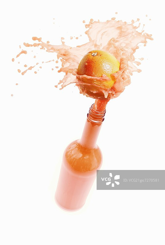 葡萄柚汁从瓶子里飞溅出来图片素材