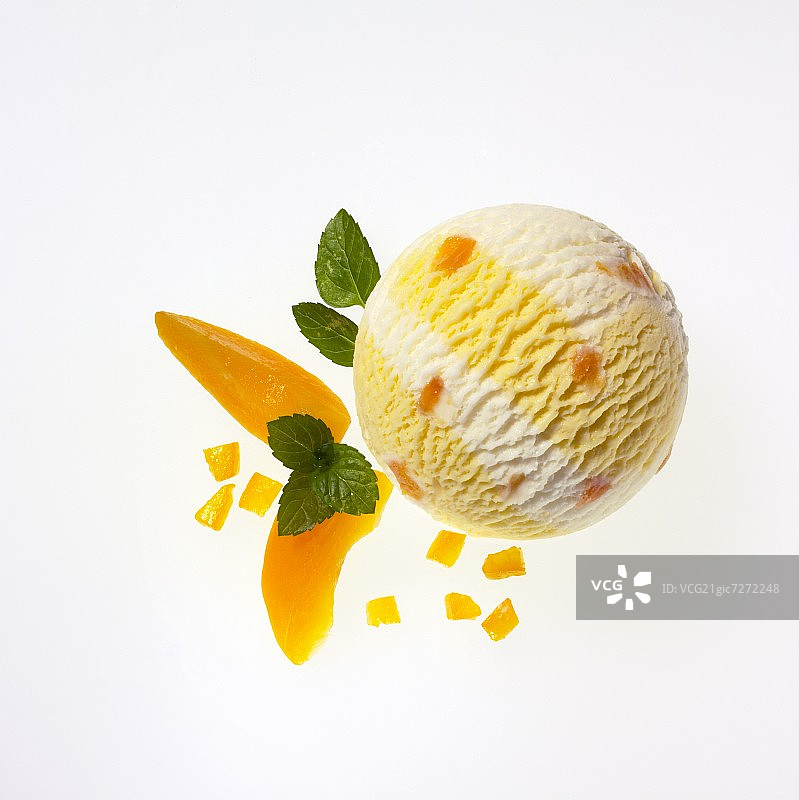 一勺杏和酸奶冰淇淋，杏瓣和柠檬香膏图片素材