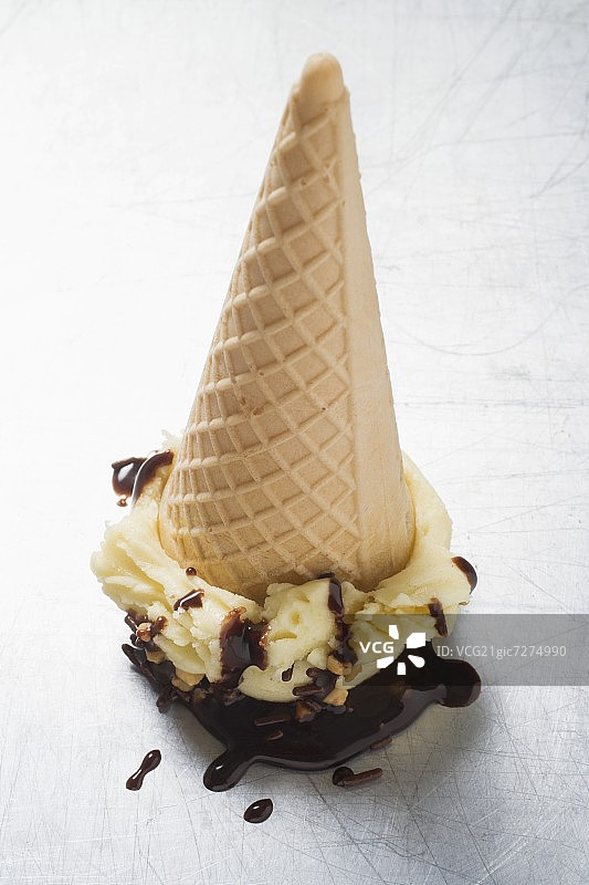 巧克力酱果仁冰淇淋筒(倒立)图片素材