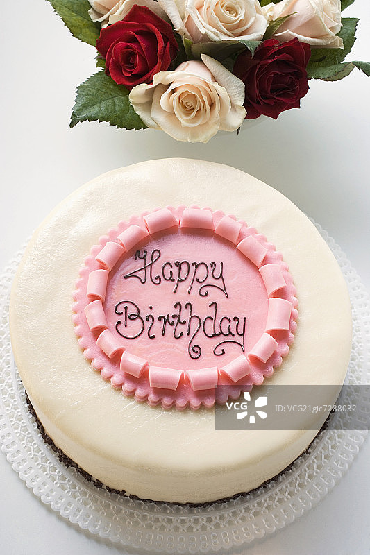 生日蛋糕上写着“生日快乐”，还有玫瑰图片素材