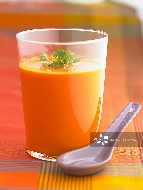 红辣椒姜汤，盛在玻璃杯里，配上山萝卜图片素材