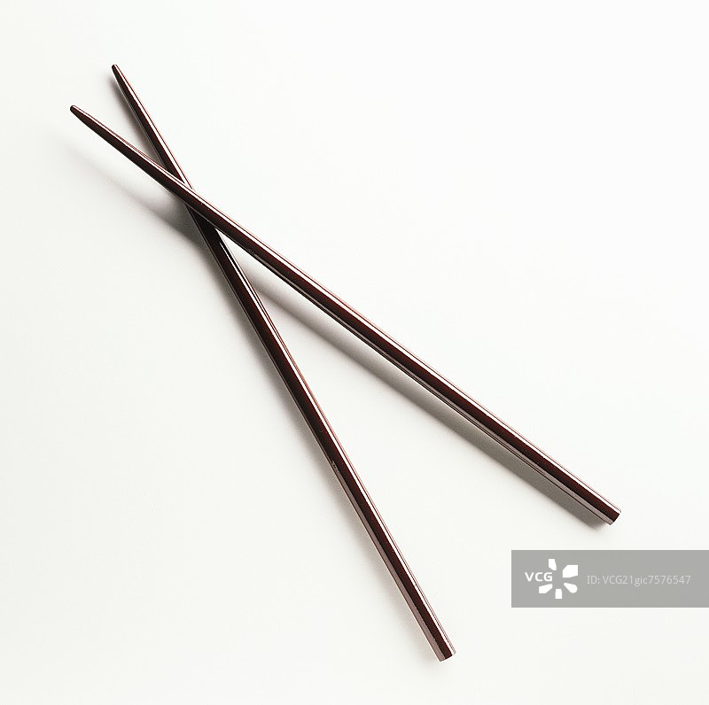 两个棕色的筷子图片素材