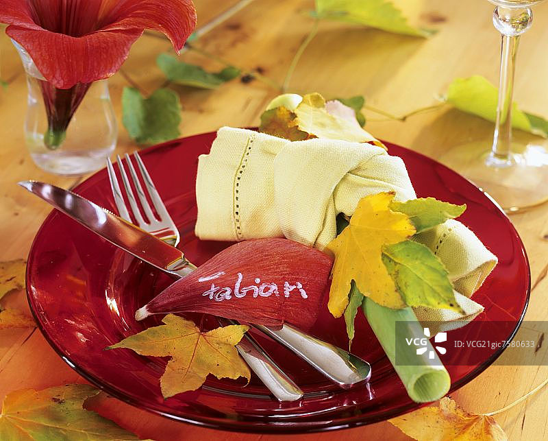 餐盘装饰:秋叶、黄餐巾图片素材