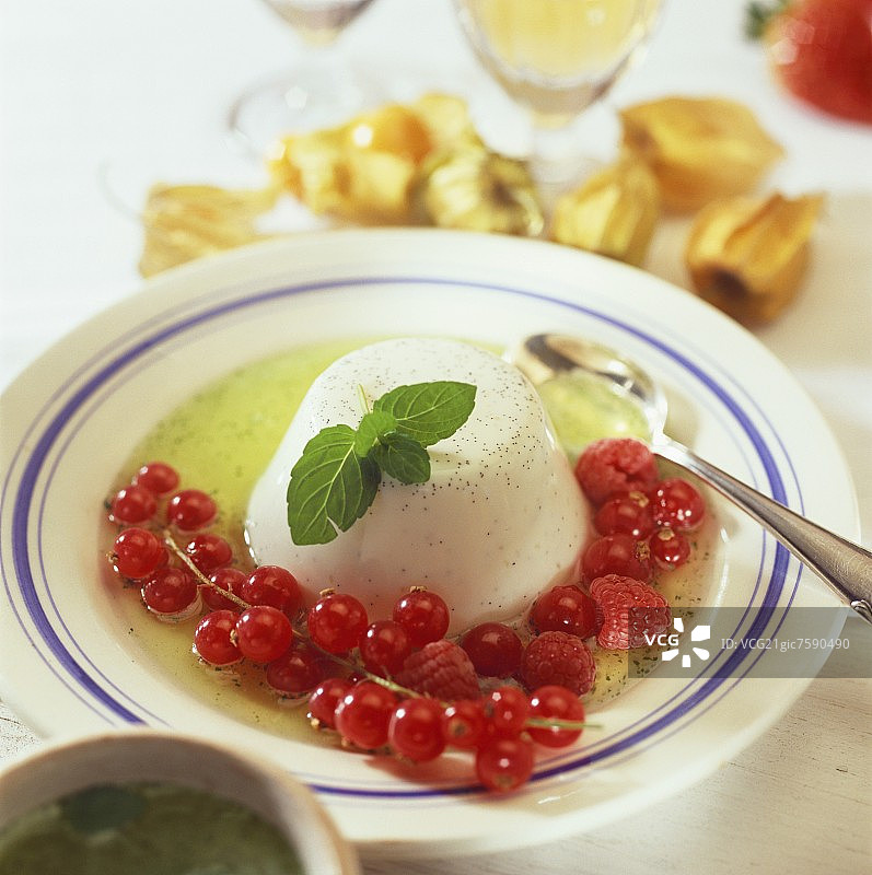意式奶冻(奶油甜点，意大利)图片素材