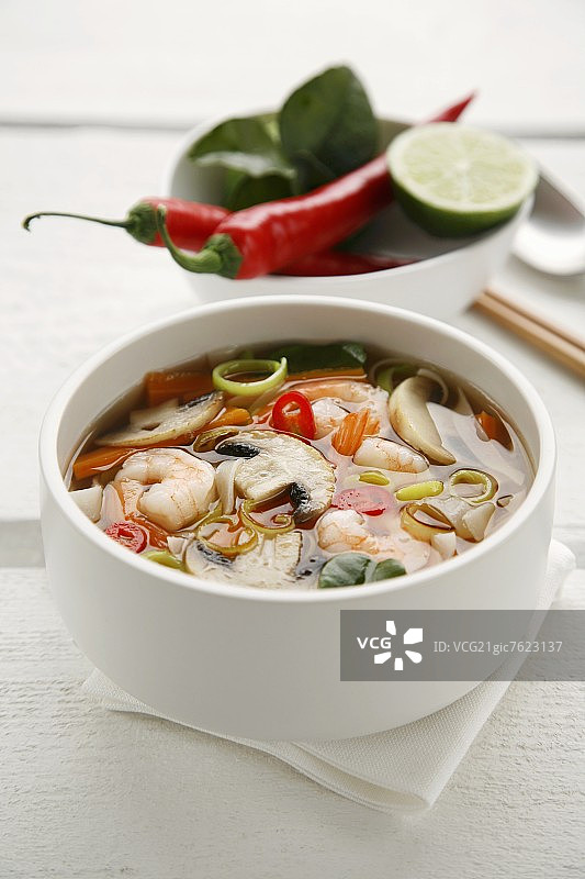 蘑菇和大虾的亚洲汤图片素材