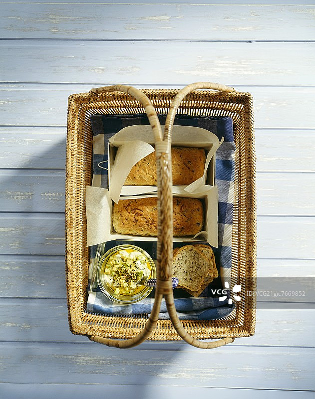 小胡瓜面包，牛油果和山羊奶酪蘸野餐篮图片素材