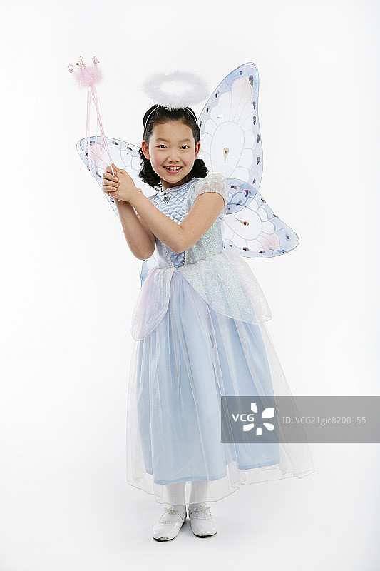 女孩(12-13岁)穿着仙女服装，手持魔杖，肖像，微笑图片素材