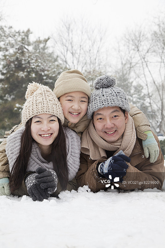 一家人躺在雪地里拍照图片素材