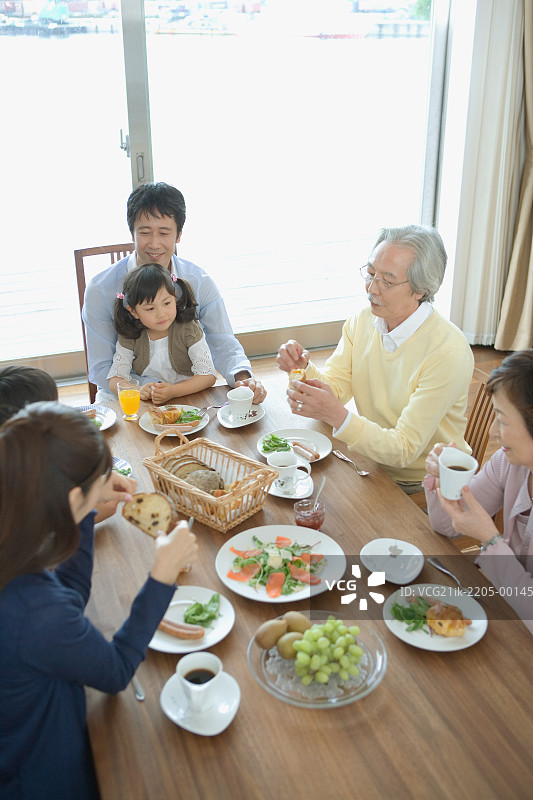 亚洲家庭一起吃早餐图片素材