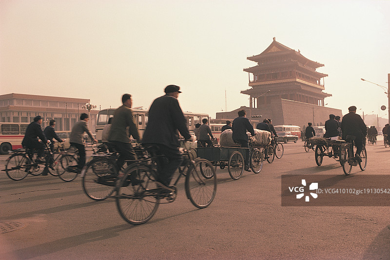 天安门广场上骑自行车的一群人。图片素材