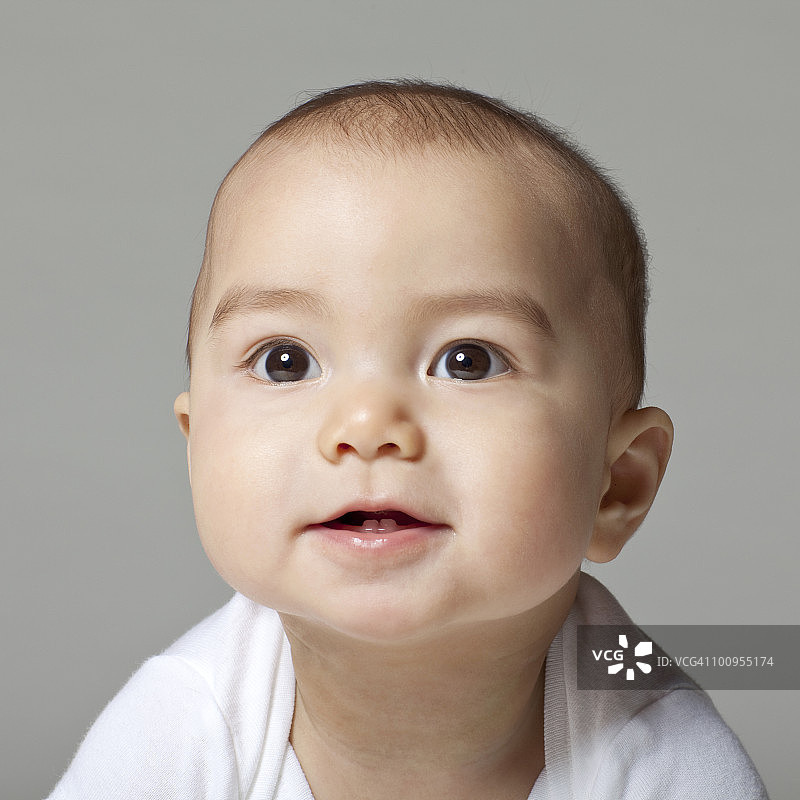 婴儿(6-9个月)微笑，特写图片素材