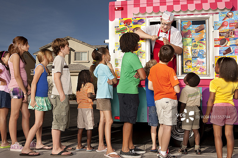孩子们排队等着冰淇淋小贩做图片素材