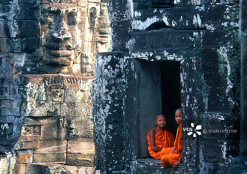 柬埔寨僧侣坐在吴哥窟图片素材