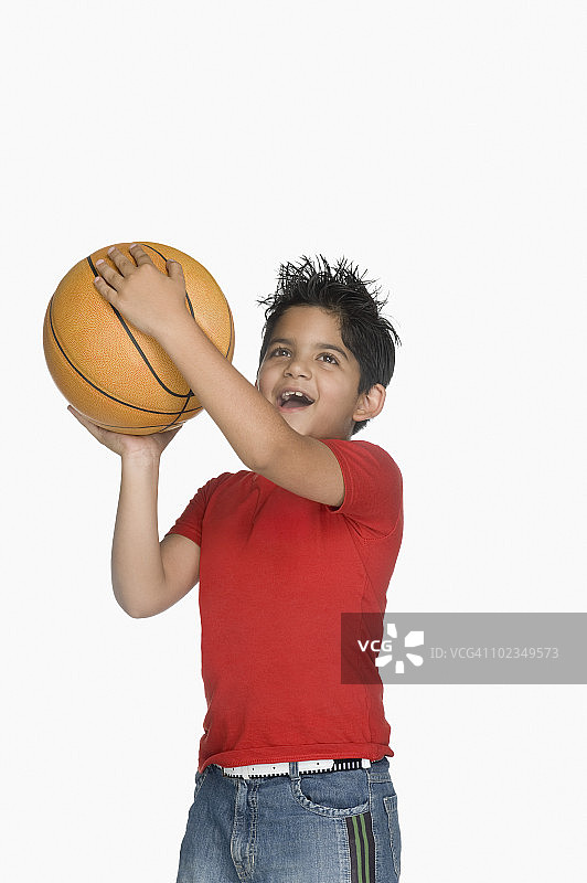 男孩扔篮球图片素材