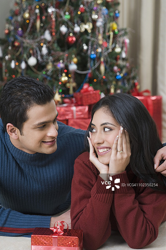 一对夫妇微笑着送圣诞礼物图片素材