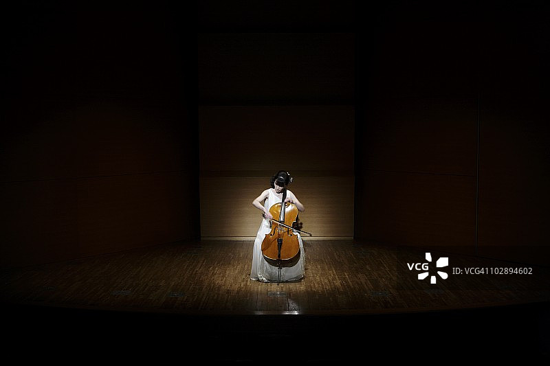 在舞台上演奏大提琴的女大提琴手。图片素材