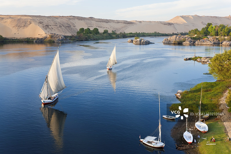 埃及阿斯旺尼罗河上的小帆船图片素材