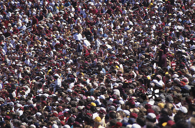 在体育场观看美式足球的人群图片素材