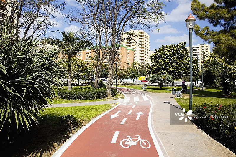 穿过一个标记为行人和骑自行车的公园的小径图片素材