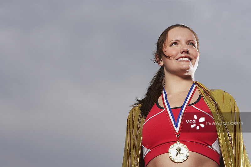 女运动员佩戴金牌，低视角，肖像图片素材
