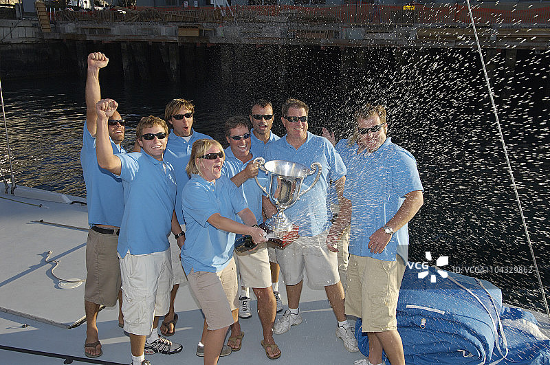 帆船队在船上拿着奖杯庆祝图片素材