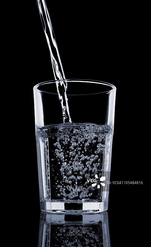 倒一杯水-孤立的黑色图片素材