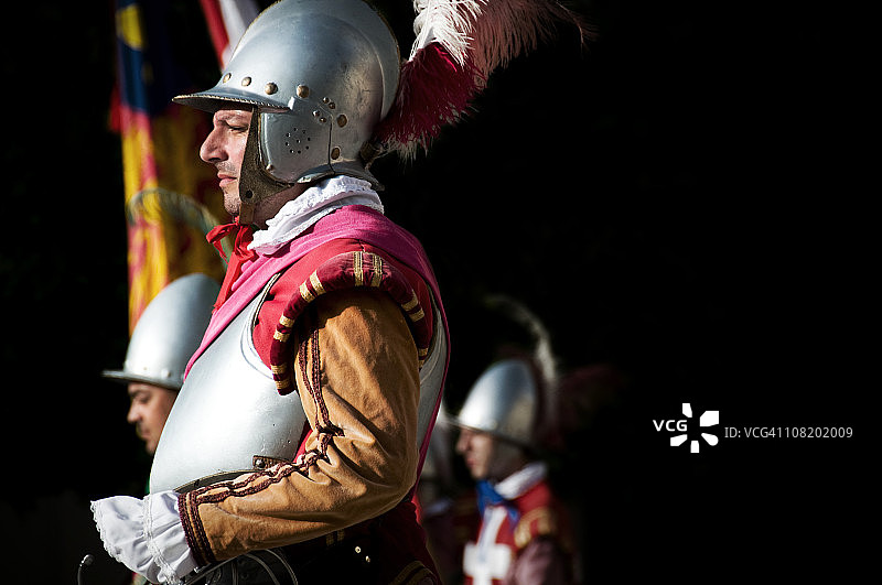 穿着中世纪军官骑士服装的男人图片素材