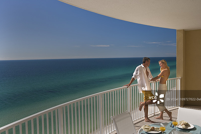 一对站在阳台上俯瞰墨西哥湾的夫妇图片素材