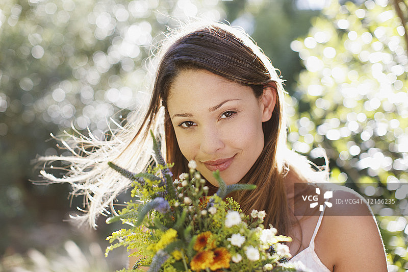微笑的女人拿着一束花图片素材