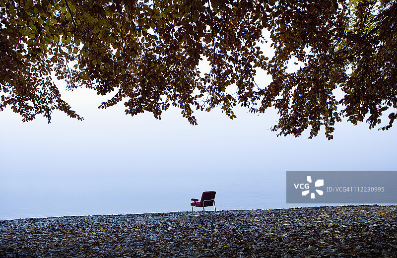 奥地利，萨尔兹卡默古特，蒙西，雾蒙蒙的湖边的户外椅子图片素材