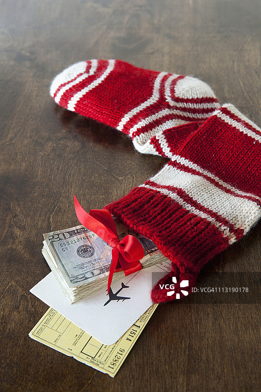 圣诞袜，机票和现金图片素材