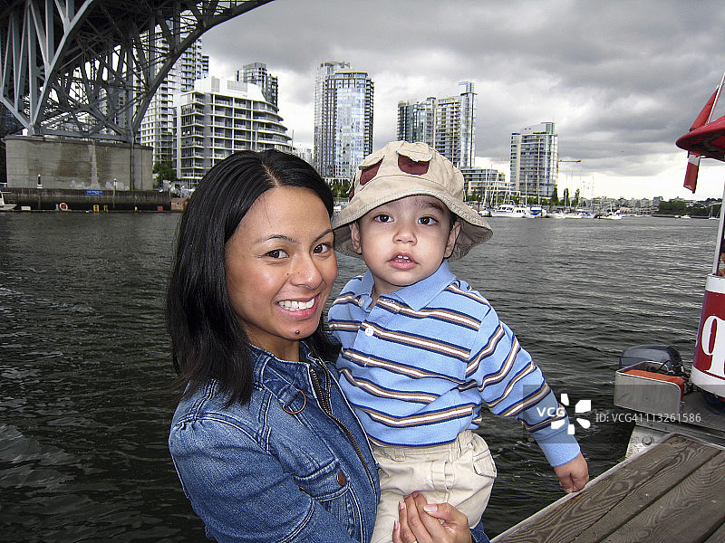 母亲和儿子市中心滨水城市景观图片素材