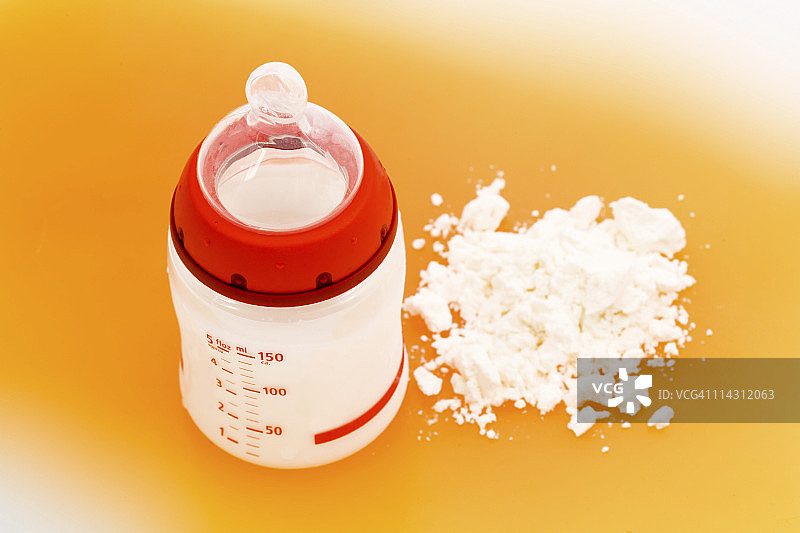 婴儿配方奶粉旁边的奶瓶和奶嘴图片素材